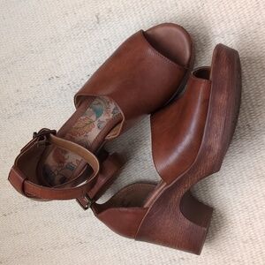 b.o.c. Born Concept Galiana platform sandals in tan faux leather Sz 10